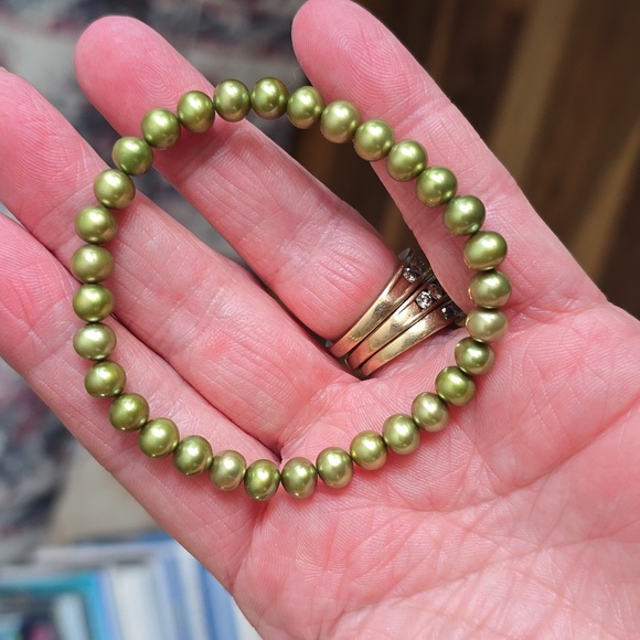 New. 8.mm Olive Green Cultured Freshwater Pearl Stretch Bracelet - Picture 2 of 3